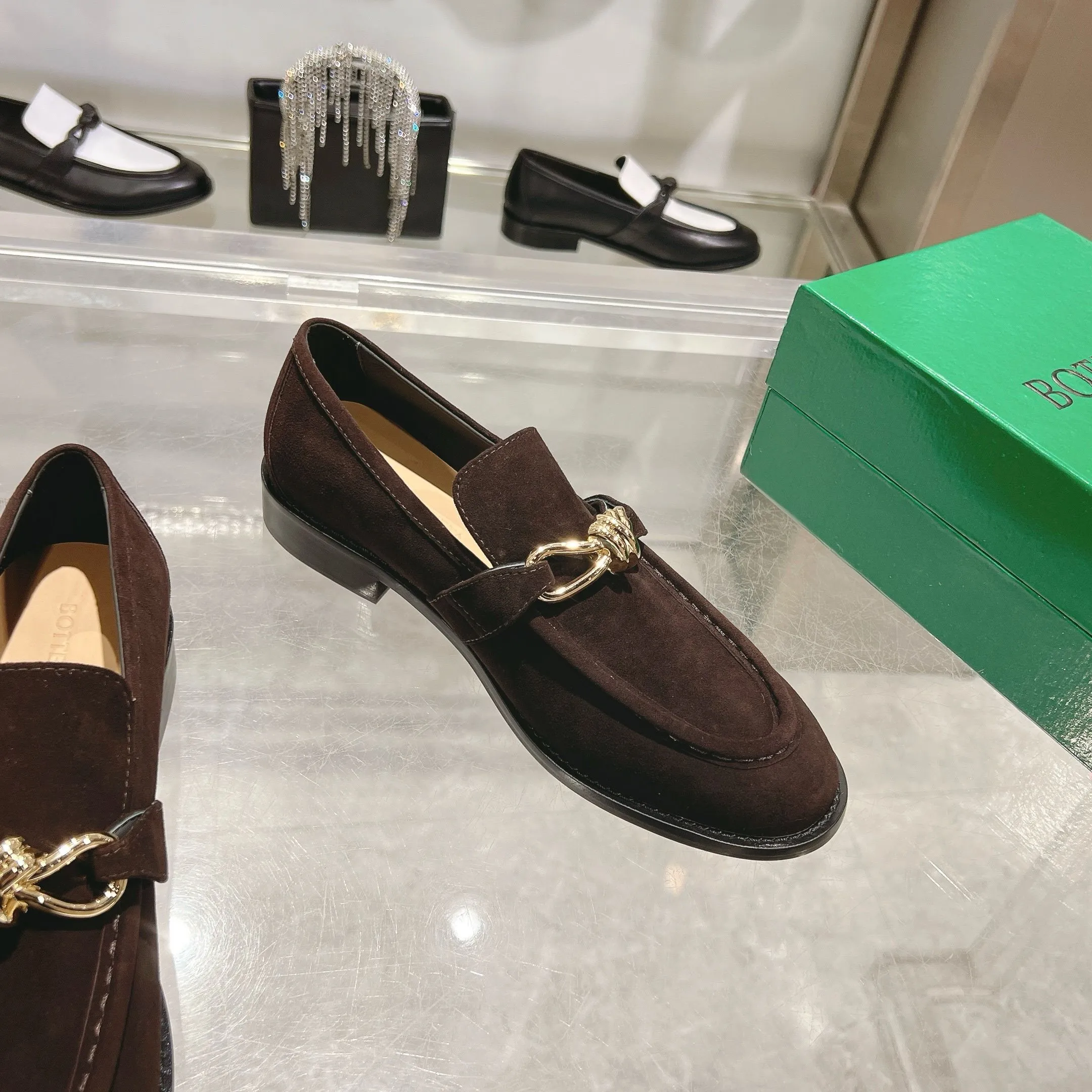 [BV] Top P: 820💰 Couple size: female 35-39 (female 40 custom-made) male 39-44 (38.45 non-refundable) Bottega Veneta 2025 counter synchronization style! Small round toe loafers! Imported leather outsole! High-grade cashmere! Solid color Niuli! Original board developed leather buckle